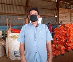 Carlos Fumes em seu barracão de beneficiamento