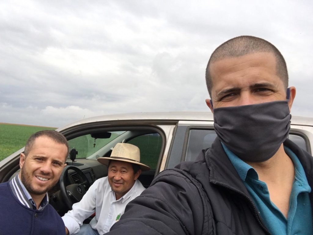 Bruno Alves em visita aos produtores.