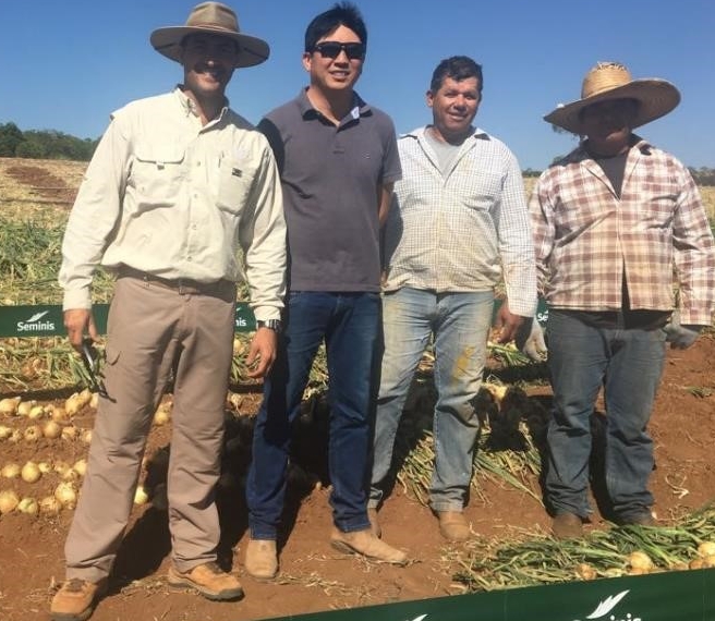 Entre os participantes, estavam: Leonardo, da Agrimonte, o produtor Fabrício Fugita, e os produtores e proprietários da área, Nilson Vespa e Reginaldo Vespa