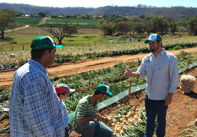 O RTV Seminis, Rafael Teixeira, apresenta as características da Duster aos produtores