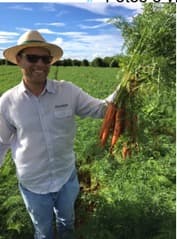 Roney, gerente de campo do grupo Okuyama, com a cenoura SV7390 (propriedade do produtor José Elias Okuyama)