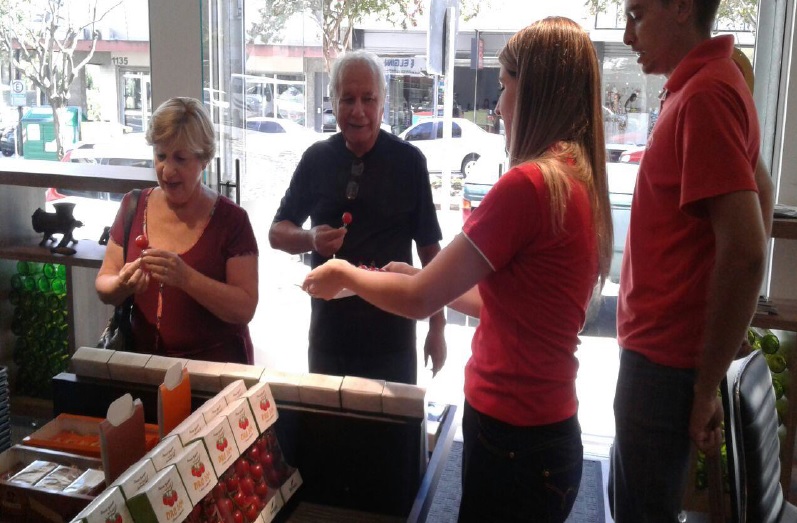 Exposição do DRC564 e clientes do Armazém degustando o tomate.