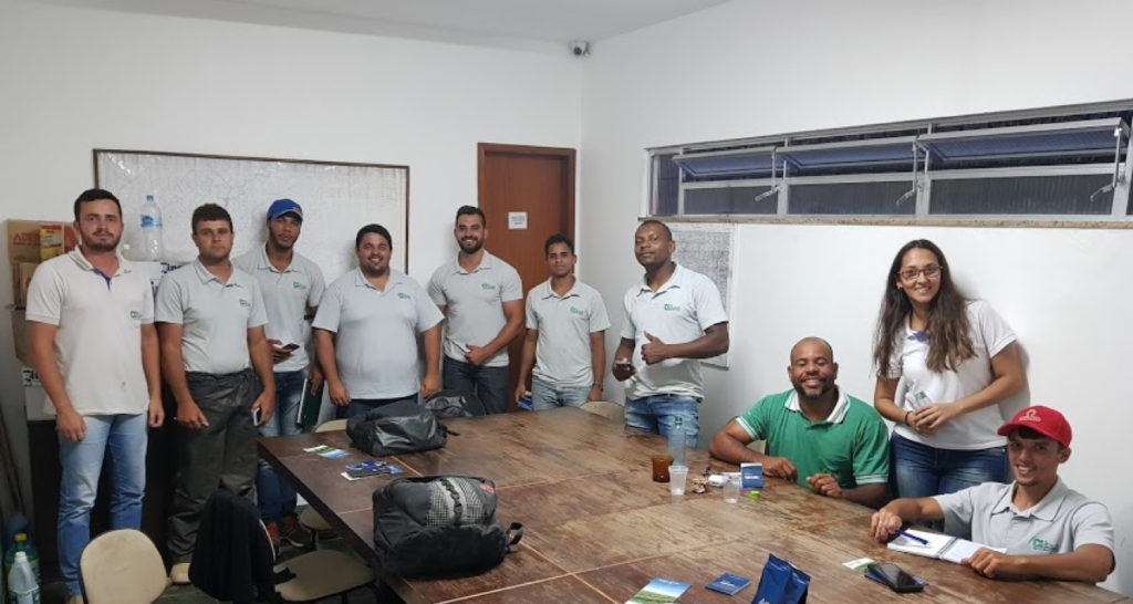 Equipe pronta para palestras técnicas sobre enxertia