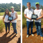 Entrega de placa de reconhecimento ao produtor Carlos Alberto Montico, feita por Cláudio Oliveira e Virginia Pelissari.