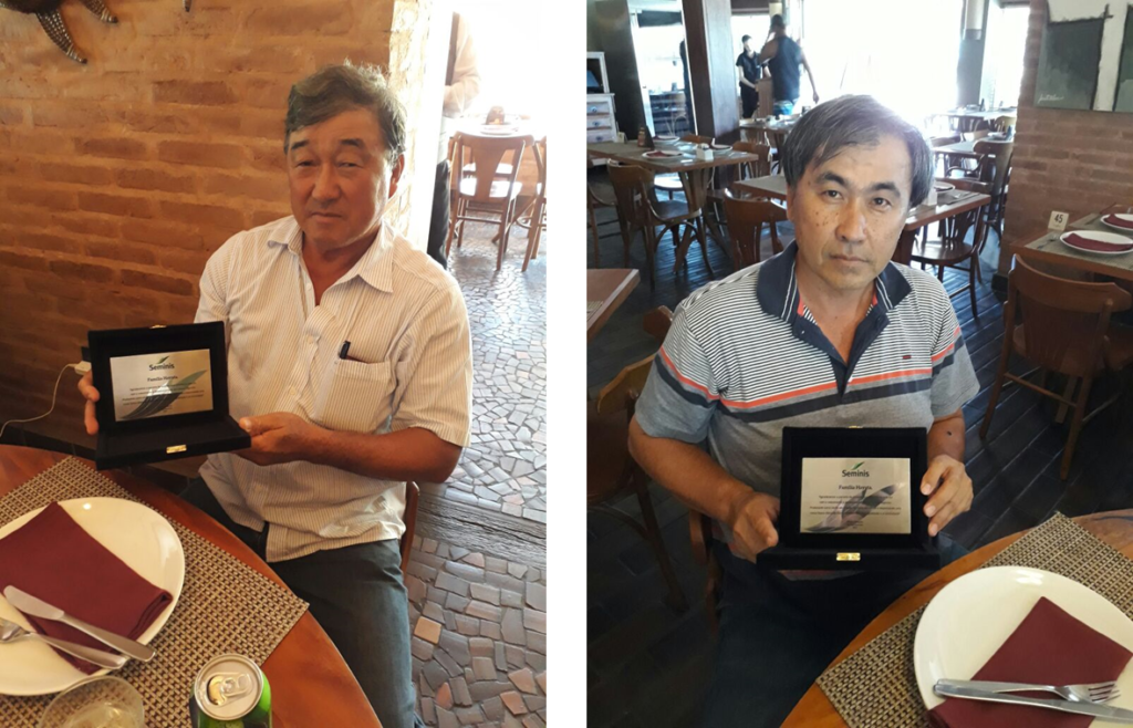 Entrega de placa de reconhecimento à família Hayata, feita por Robson Morais e Virginia Pelissari.