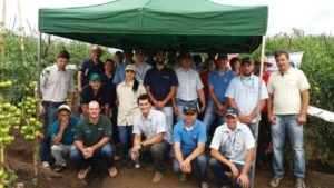 Treinamento dos parceiros comerciais.