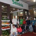 Stand em 2017 da Seminis com equipe técnica que marcou presença na feira
