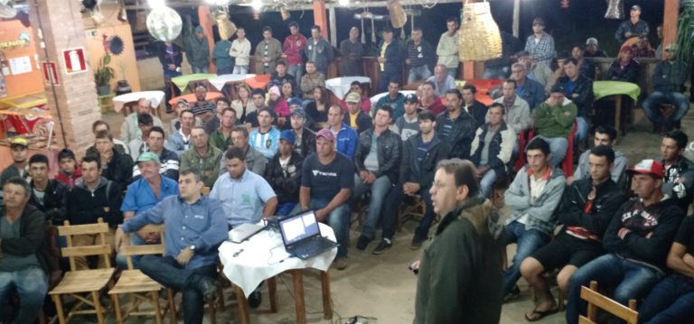 Palestra em Lagoa Dourada-MG (à esquerda) e em Carandaí (à direita).