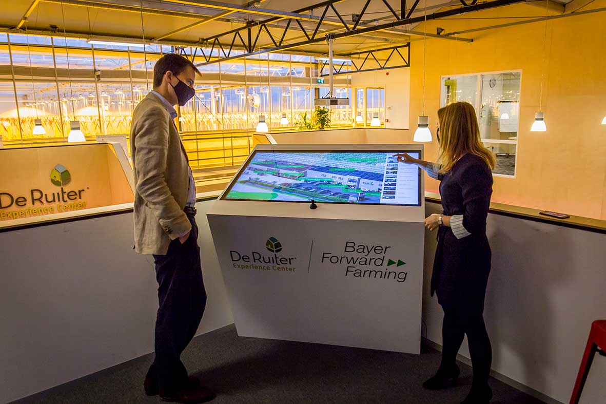 Links; Wethouder Jan-Willem van den Beukel en rechts; Svetlana Tokunova