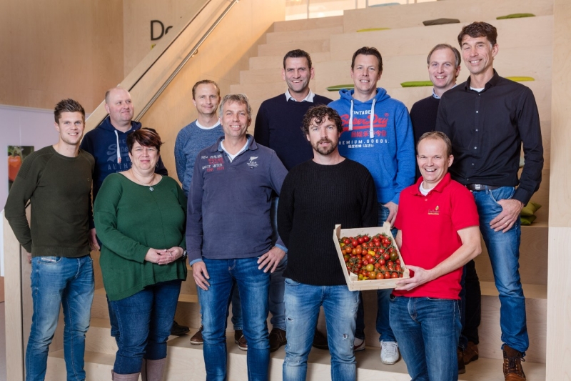 De Landelijke Commissie Tomaat van LTO Glaskracht Nederland viert de eerste oogst mee met het team van De Ruiter.