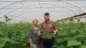 Pani Agnieszka Bardowska (producentka ogórków  z Sierzchowa) oraz Marcin Piechota (Monsanto) prezentują owoce odmiany SV3506CV